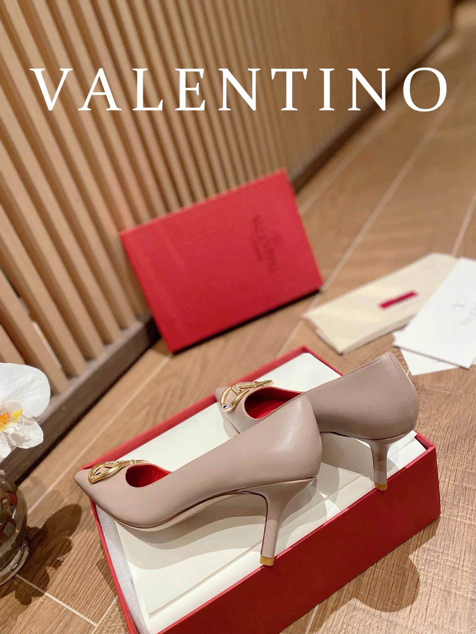 👟👟Ex-factory price 520👟👟 𝑉𝐴𝐿𝐸𝑁𝑇𝐼𝑁𝑂 Valentino ♡ The latest series of the counter 💯The new season of Valentino replaces the usual rivet elements with the initial V bronze (dotted buckle) buckle, simplifying the complexity Make the design more refined and durable. No matter your age, it can easily fit on your feet and make your feet look slimmer! The new season lives up to expectations! Worth buying ★Imported cowhide is absolutely high-grade ❥Original method is absolutely sensual ❥Elegant style creates a different feeling🙈 Simple temperament style!  ♡ show bdetails ———————————— ⊿▸: Size｜35-40 (customized at 34.40.41.42) ⊿▸: Material｜Imported cowhide ⊿▸: Material｜Exclusive molded rhinestone buckle ⊿▸: Material | Padded sheepskin ⊿▸: Material |Italian 🇮🇹 genuine leather outsole (the original 1:1 method has a wood grain shape) ⊿▸: Heel height｜8cm